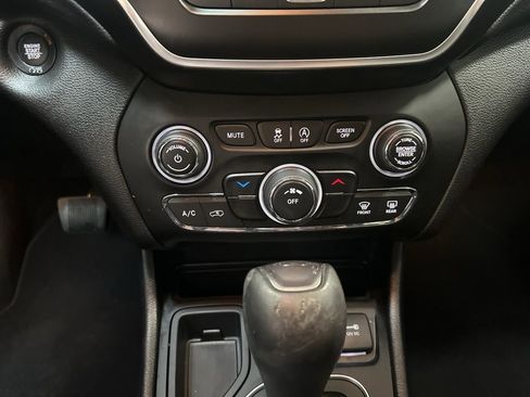 Used 2021 Jeep Cherokee Latitude Plus image 20