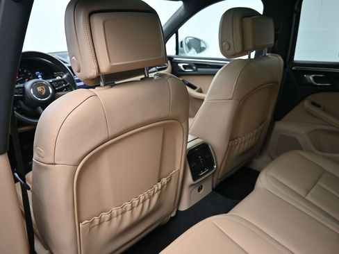Certified 2023 Porsche Macan image 8