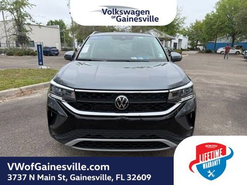 Certified 2024 Volkswagen Taos SE image 2