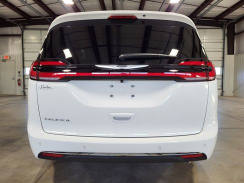 New 2026 Chrysler Pacifica Select image 4