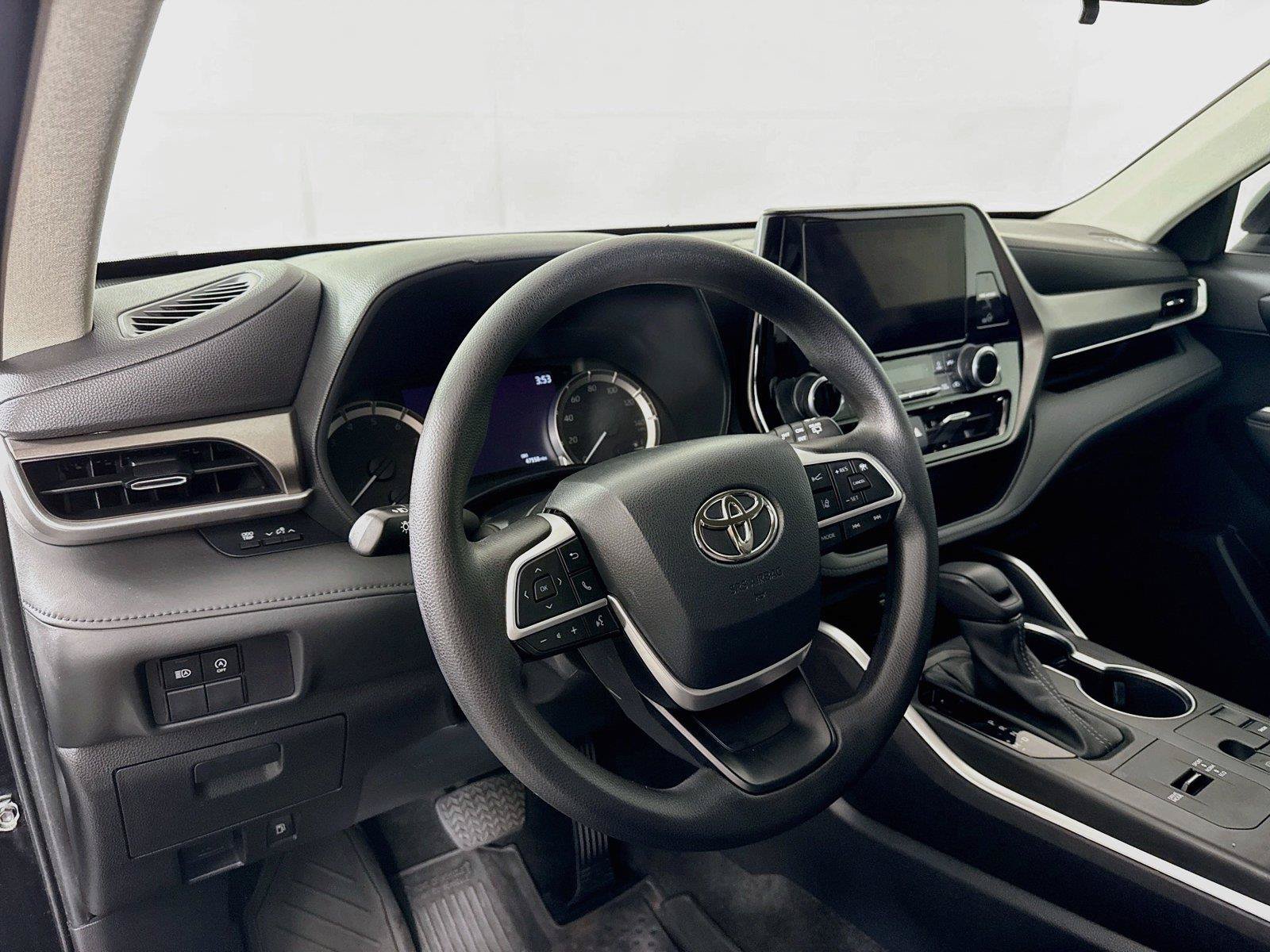 Used 2023 Toyota Highlander L FWD image 4