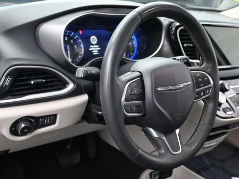 Used 2023 Chrysler Pacifica Touring-L FWD image 15