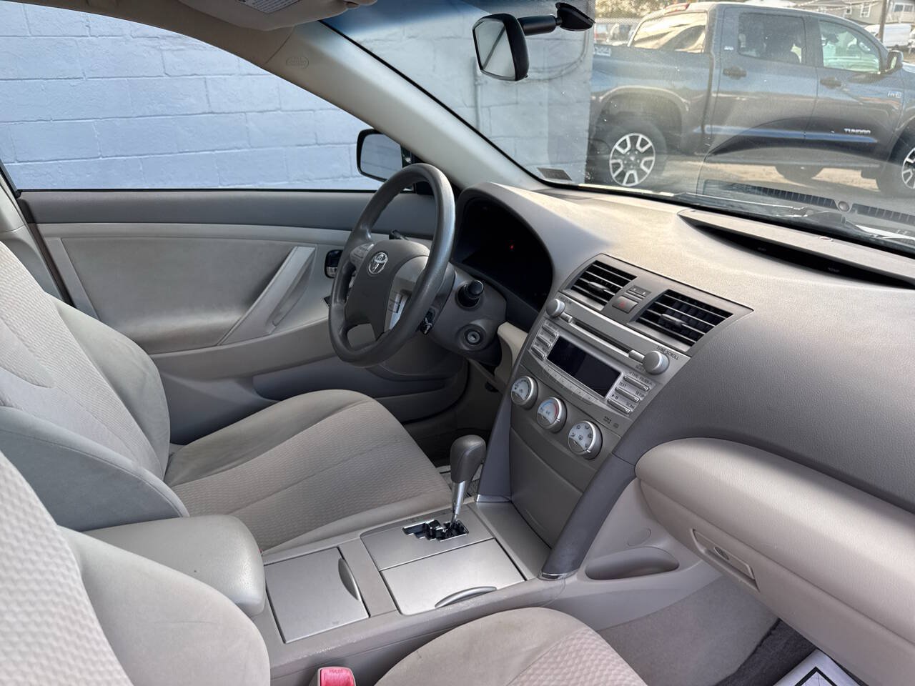 Used 2011 Toyota Camry LE FWD image 25
