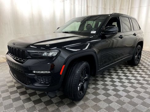 Used 2025 Jeep Grand Cherokee Limited w/ Black Appearance Package AWD/4WD image 19