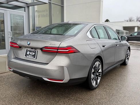 Used 2026 BMW 540i xDrive image 3