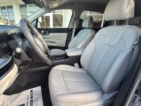 New 2025 Kia Sorento S image 2