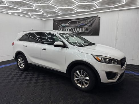 Used 2017 Kia Sorento LX image 2
