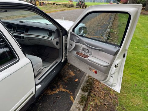 Used 1996 Lincoln Town Car Signature image 23