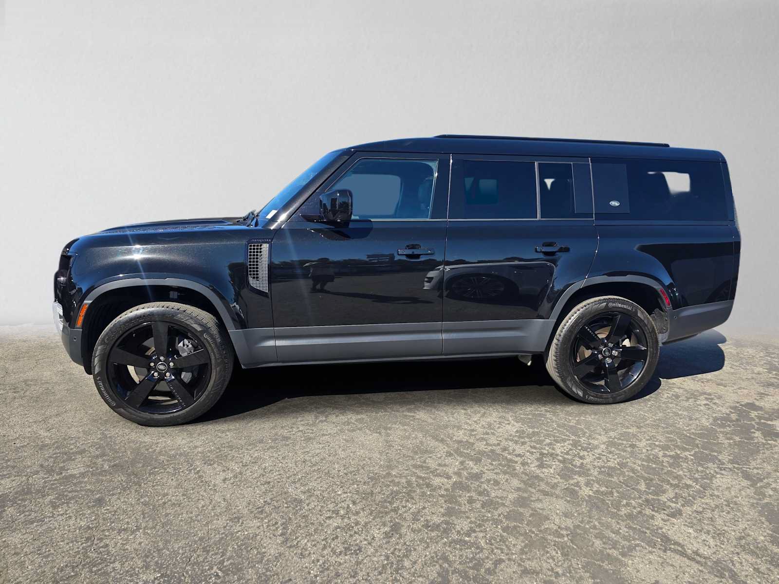 Certified 2023 Land Rover Defender 130 SE AWD/4WD image 2