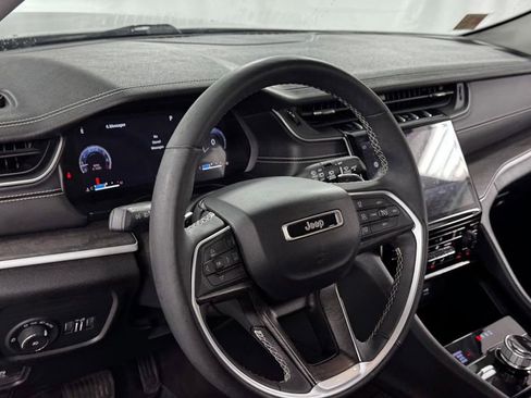 Used 2023 Jeep Grand Cherokee Limited w/ Black Appearance Package AWD/4WD image 35