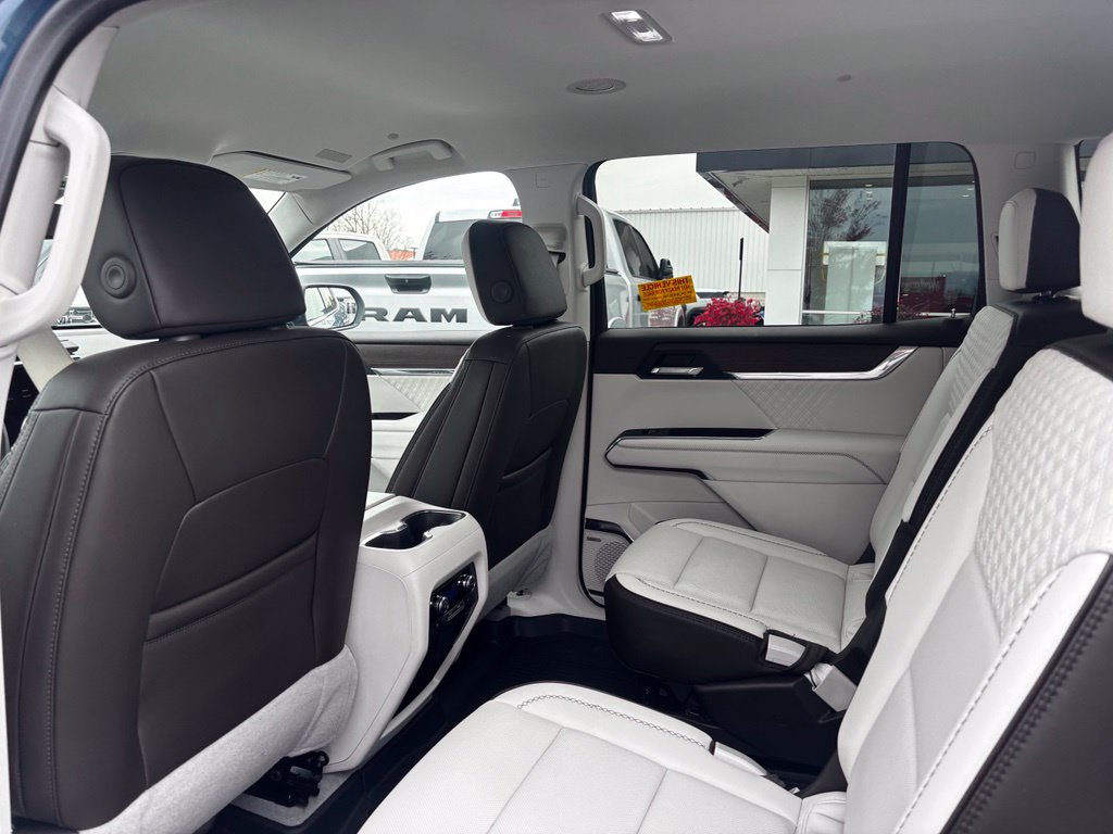 Used 2025 GMC Acadia Denali AWD/4WD image 9