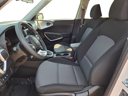 Certified 2025 Kia Soul LX w/ LX Technology Package FWD image 17