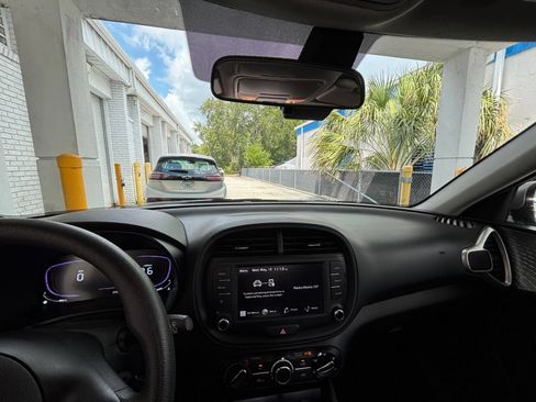 Used 2025 Kia Soul LX w/ LX Technology Package FWD image 33
