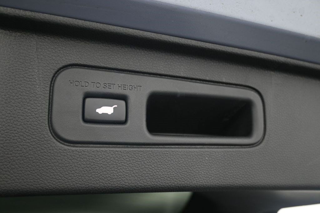 Used 2025 Honda Pilot Touring image 17
