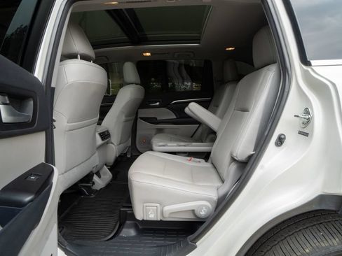 Used 2014 Toyota Highlander Limited Platinum AWD/4WD image 16