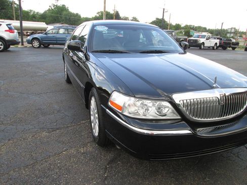 Used 2005 Lincoln Town Car Signature RWD image 9