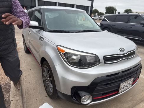 Used 2019 Kia Soul ! image 1