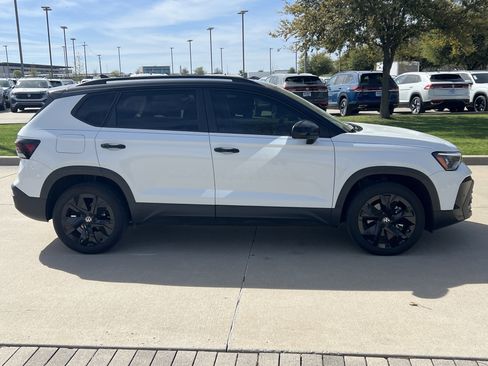 Used 2025 Volkswagen Taos SE image 11