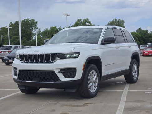 New 2026 Jeep Grand Cherokee Laredo RWD image 2
