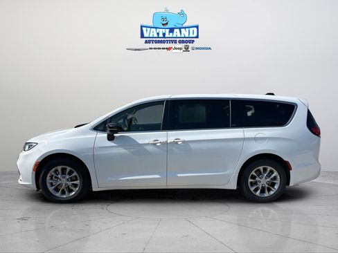 New 2026 Chrysler Pacifica Limited FWD image 2