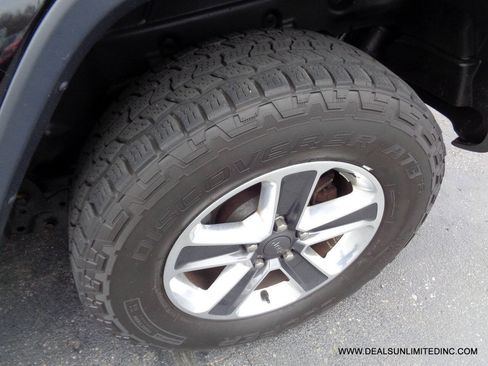 Used 2018 Jeep Wrangler Unlimited Sahara AWD/4WD image 6