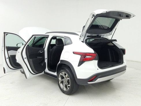 Certified 2025 Chevrolet Trax LT FWD image 11