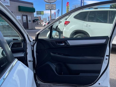 Used 2017 Subaru Outback 2.5i Premium image 11