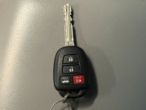 Used 2016 Toyota Camry SE image 11