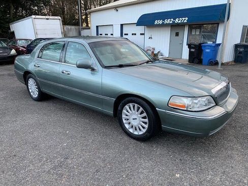 Used 2005 Lincoln Town Car Signature image 9