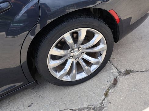 Used 2016 Chrysler 300 Limited RWD image 5