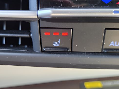 Used 2023 Toyota Sienna XLE w/ XLE Plus Package FWD image 20