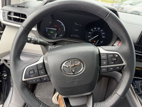 Used 2023 Toyota Sienna XLE w/ XLE Plus Package FWD image 9