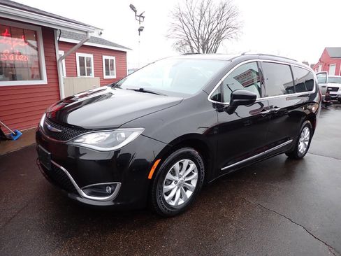 Used 2018 Chrysler Pacifica Touring-L Plus image 3