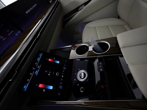 Used 2025 Cadillac Escalade Sport Platinum w/ LPO, ONYX Package image 41