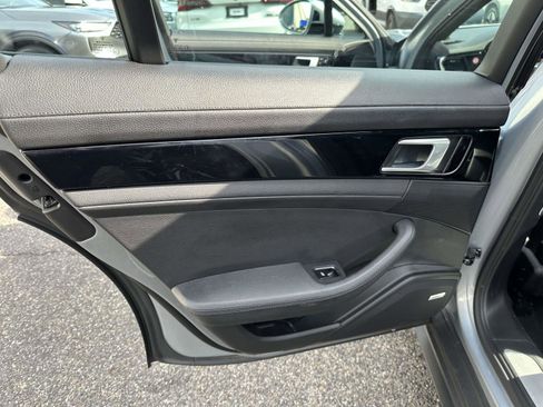 Used 2020 Porsche Panamera RWD image 18