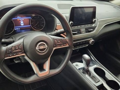Used 2024 Nissan Altima 2.5 SV FWD image 11