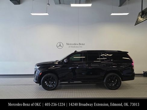 Used 2022 Cadillac Escalade Sport Platinum w/ LPO, ONYX Package AWD/4WD image 4