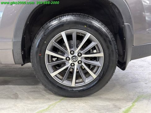 Used 2017 Toyota Highlander XLE AWD/4WD image 16