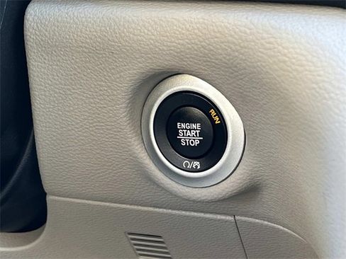 Used 2021 Chrysler Pacifica Touring-L image 16