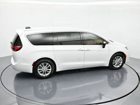 New 2026 Chrysler Pacifica Select image 30