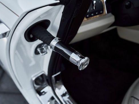 Used 2017 Rolls-Royce Dawn image 27