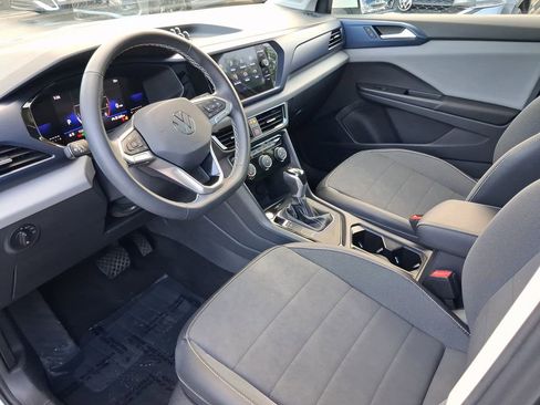 Used 2023 Volkswagen Taos SE w/ Panoramic Sunroof Package image 13