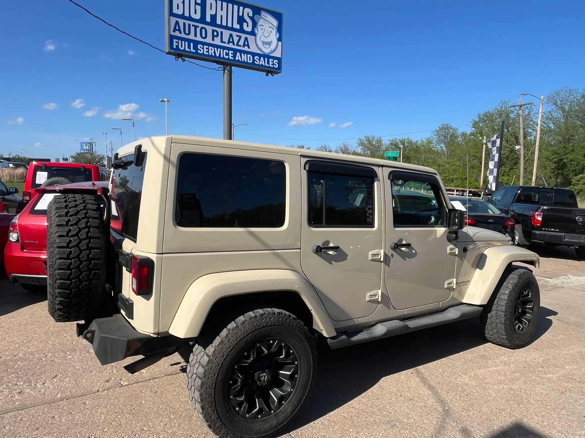 Used 2011 Jeep Wrangler Unlimited Sahara w/ Dual Top Group AWD/4WD image 4