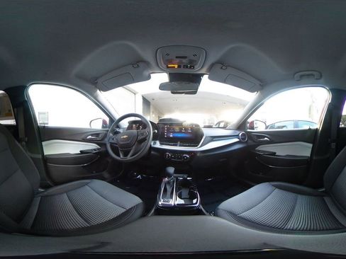 Used 2025 Chevrolet Trax LT image 40