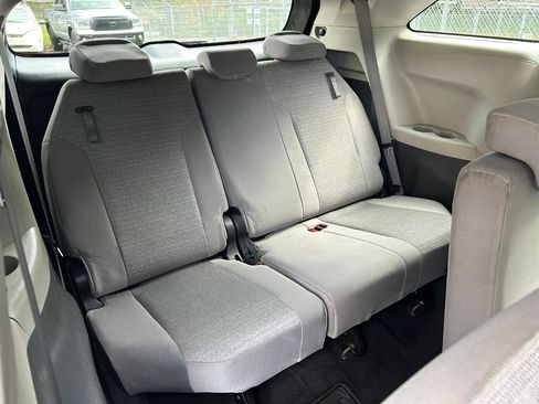 Used 2021 Toyota Sienna LE AWD/4WD image 18