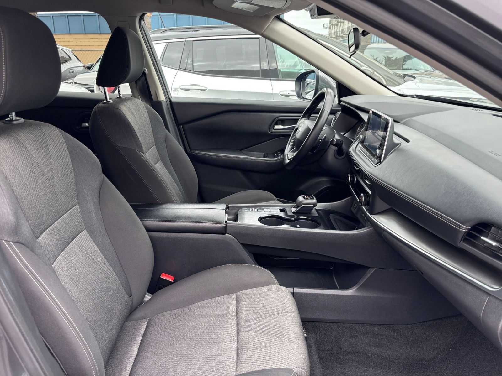 Used 2025 Nissan Rogue SV FWD image 37