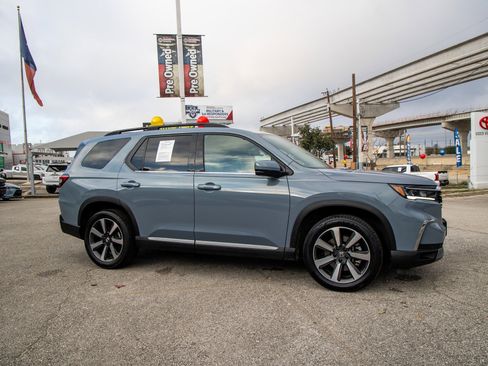 Used 2024 Honda Pilot Touring image 6