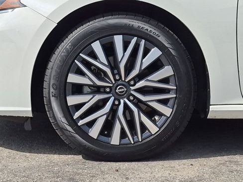 Used 2025 Nissan Altima 2.5 SV FWD image 23