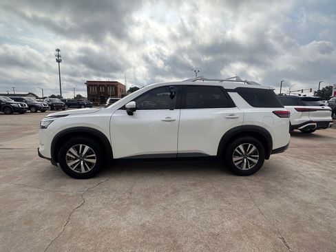 Certified 2022 Nissan Pathfinder SL w/ SL Black Package FWD image 2