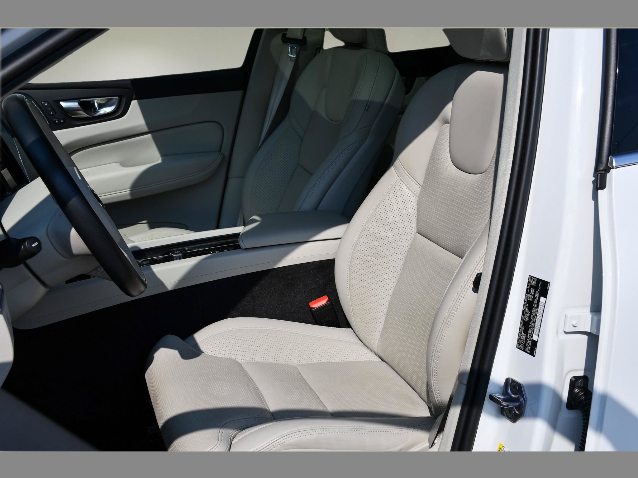 Used 2022 Volvo XC60 B5 Inscription w/ Protection Package FWD image 14